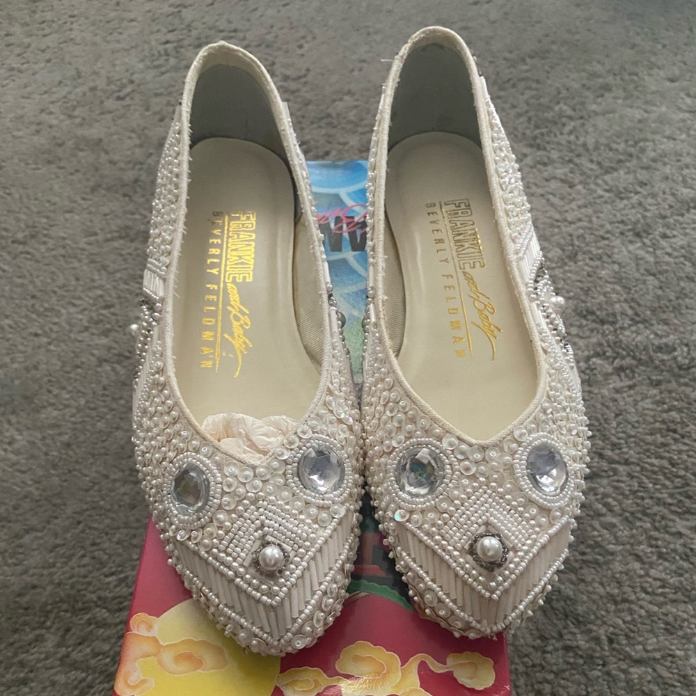 Vintage white/silver/Pearl flats